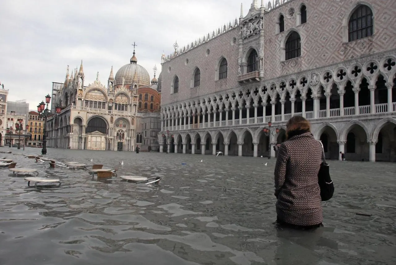 Raggio Di Sole Dietro Piazza San Marco Wenecja Włochy