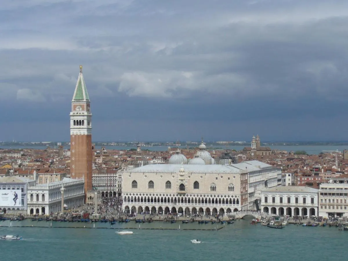 Raggio Di Sole Dietro Piazza San Marco Wenecja 0*,