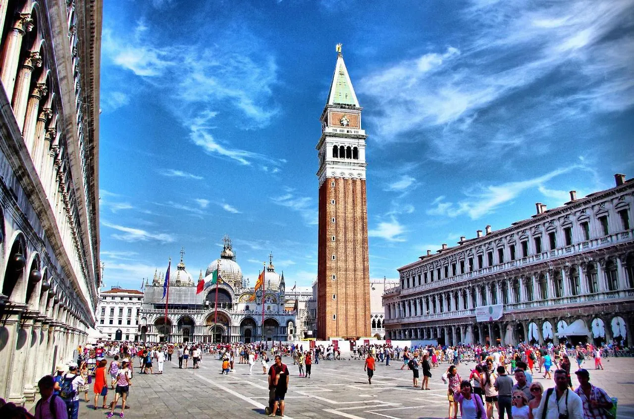 Raggio Di Sole Dietro Piazza San Marco Wenecja